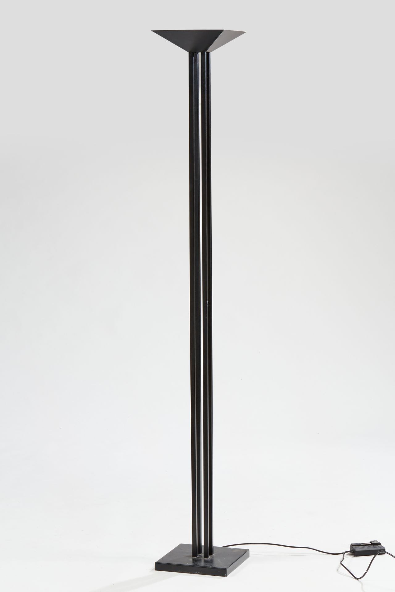 Null Black lacquered metal luminary, the quadrangular openwork shaft 


Italian &hellip;