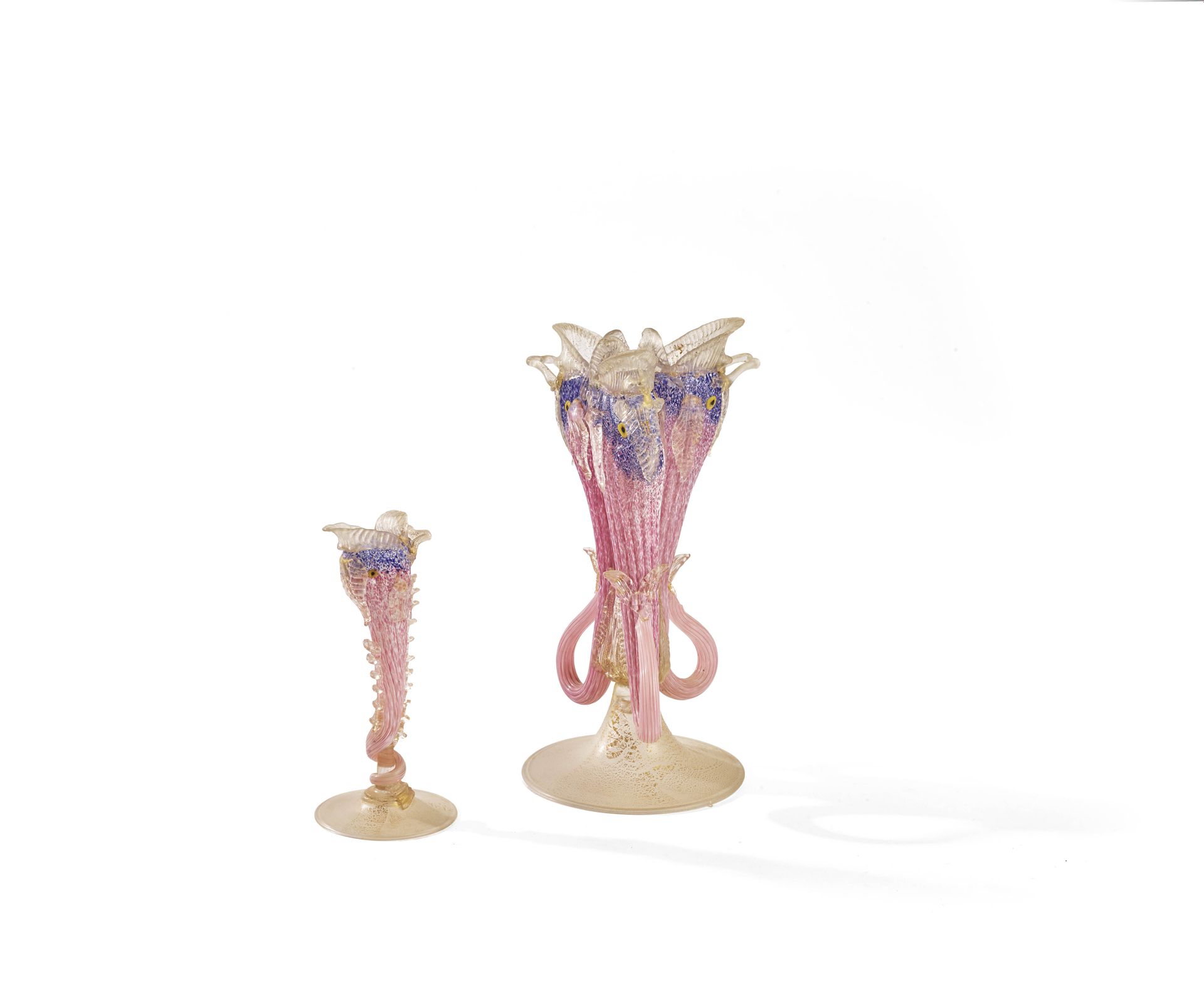 Null 意大利作品


	有三个主体的Soliflore和花瓶，其模型代表鱼鳃打开，尾巴翘起。粉红色和白色以及蓝色和白色斑点玻璃的证明，应用白色玻璃与金色金属&hellip;