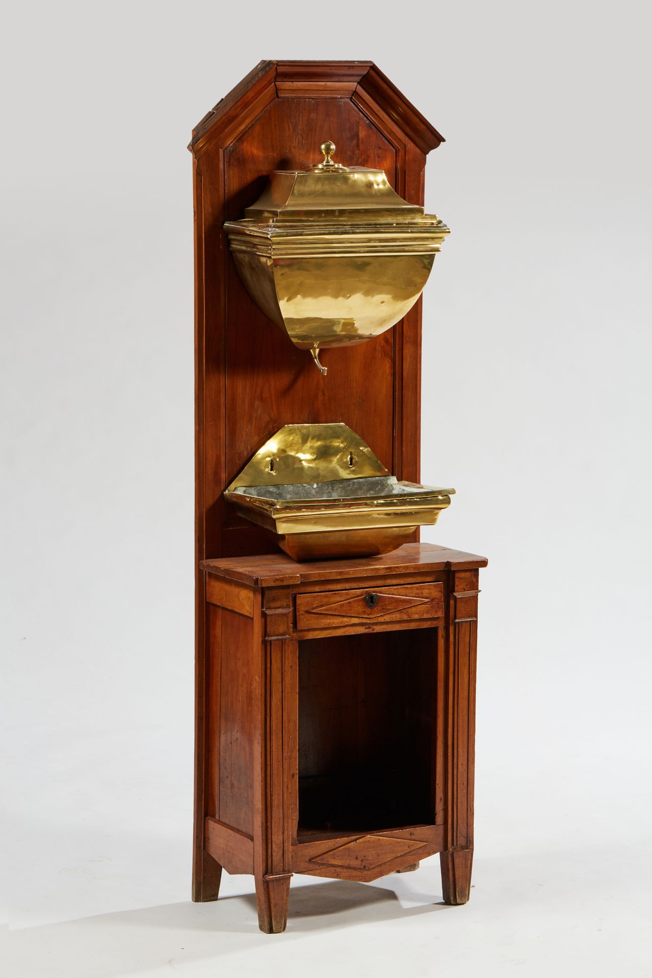 Null Fontaine et son bassin en laiton doré présentés sur un meuble en bois natur&hellip;