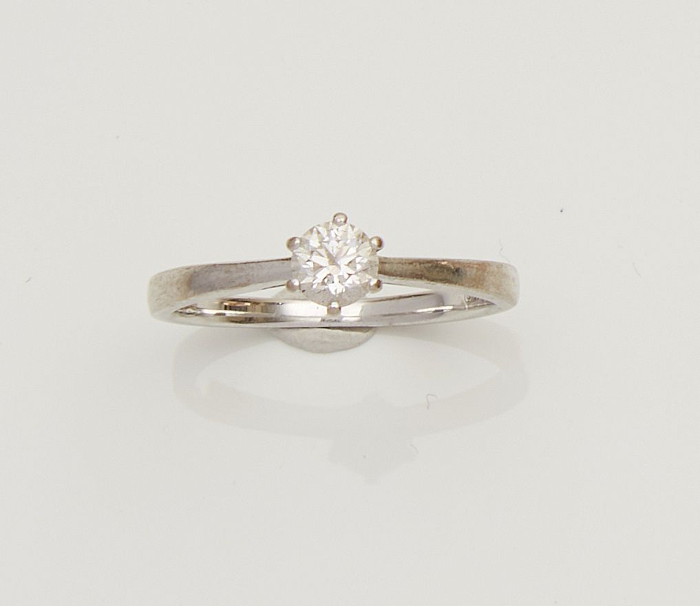 Null 750/000型18K白金单颗钻石戒指，镶嵌0.31克拉明亮式切割钻石，G色，SI1净度


毛重：2.2克


尺寸约为50


附有GIA证书