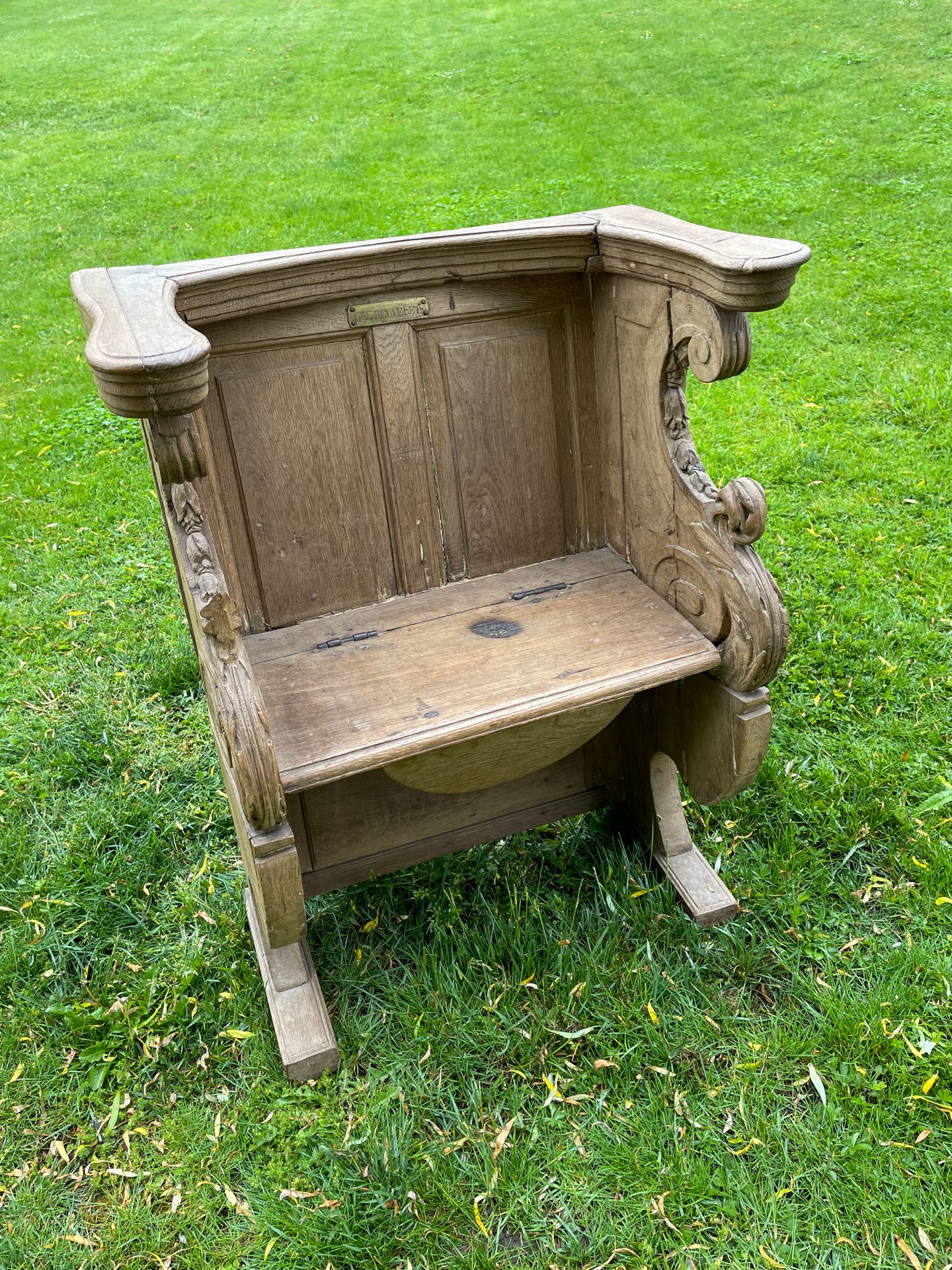 Null Sedile da chiesa in legno naturale modellato e intagliato, sedile basculant&hellip;