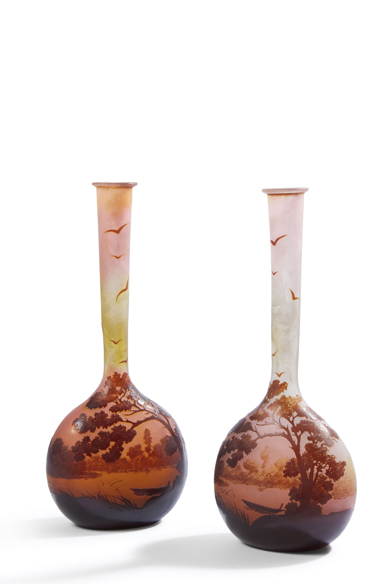 Null 加勒建筑公司（1904-1936年


	两只花瓶，长圆柱形的颈部和扁平卵圆形的瓶身上的平颈。在粉色和黄色背景上的棕色和紫色多层玻璃的证明。装饰有森林&hellip;
