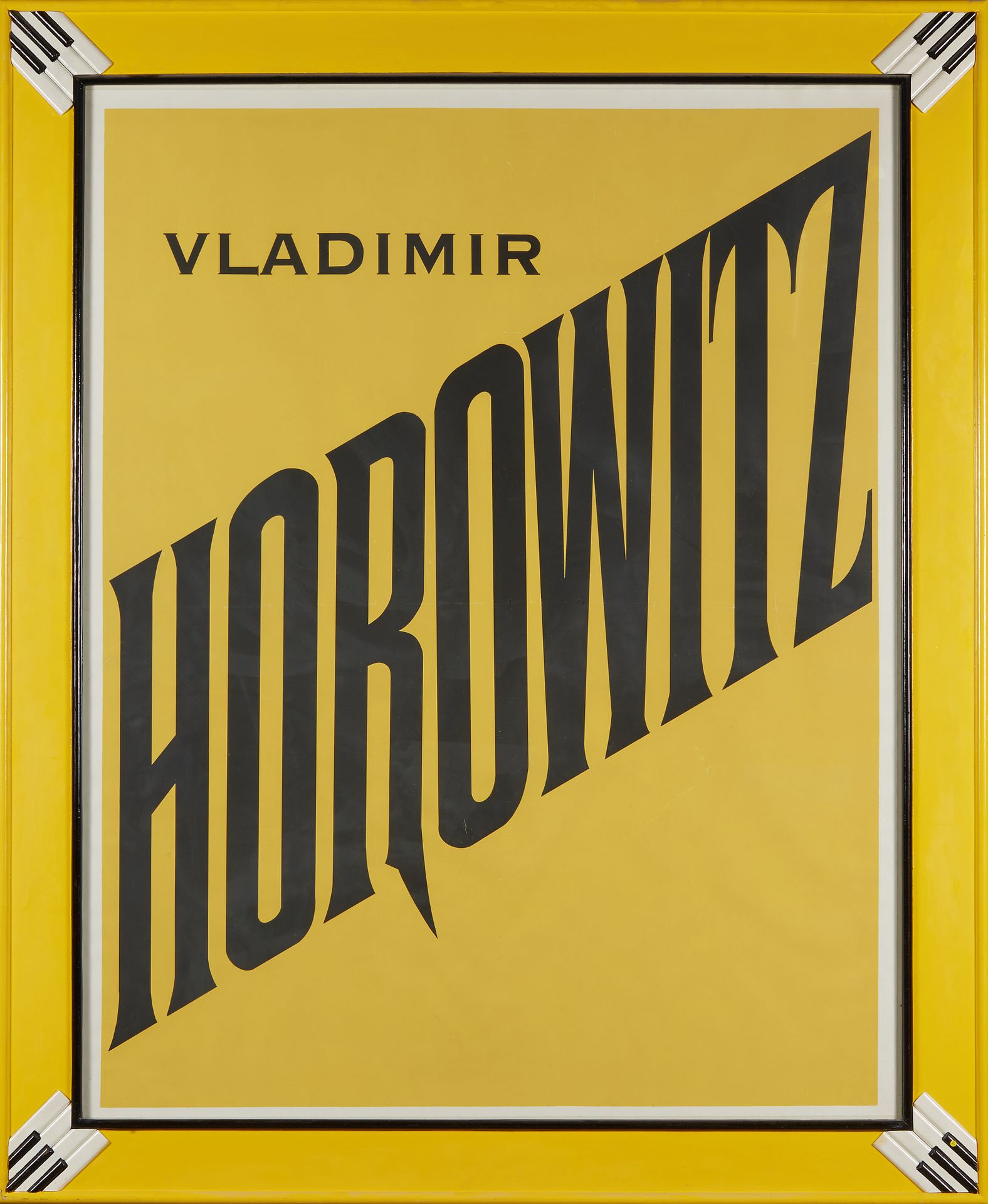 Null 弗拉基米尔-霍洛维茨的大型海报，可能是为1985年10月26日和11月2日在香榭丽舍剧院举行的巴黎独奏会而作。


在一个美丽的雕刻和黄漆木框中，四角&hellip;