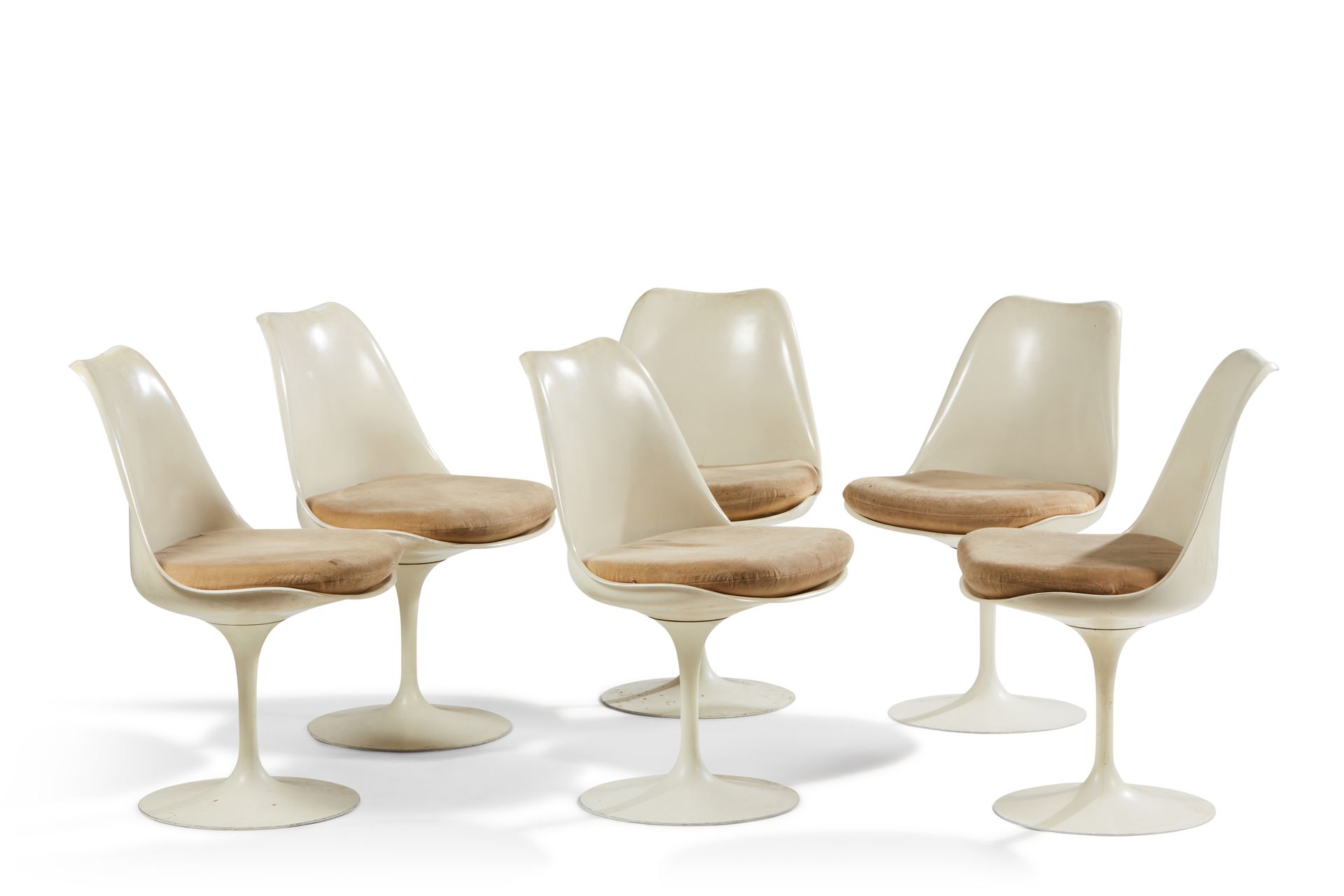 Null 埃罗-萨里宁(Eero SAARINEN)(根据一个模型)


	一套六把乳白色漆面金属郁金香椅，可拆卸的米色天鹅绒座椅（使用过，有污渍）。


	高&hellip;
