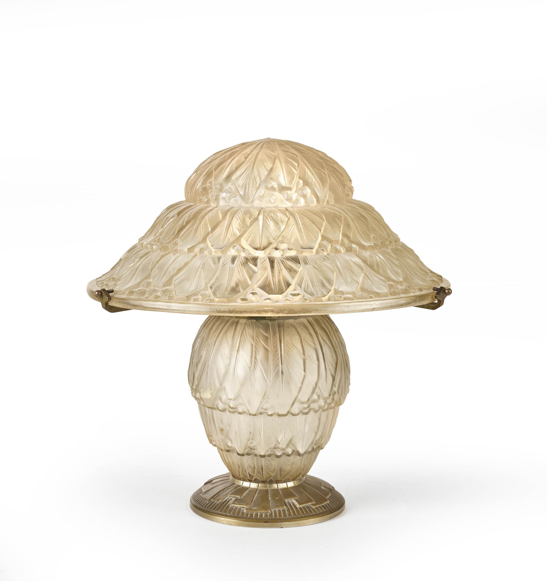Null * Hettier Vincent


	鎏金青铜台灯，底座为卵形，圆锥形灯罩在脚跟处凸起。用压制的白色模制玻璃打样，有棕榈树和海湾的装饰。


	签&hellip;