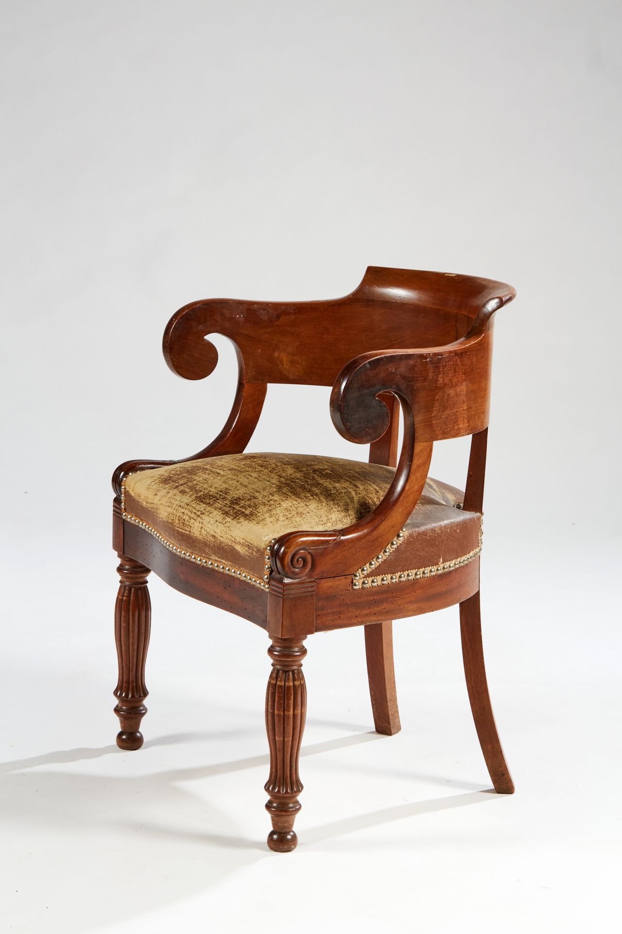 Null Sillón de escritorio de caoba, tapizado de cuero usado 


Siglo XIX 


Usad&hellip;