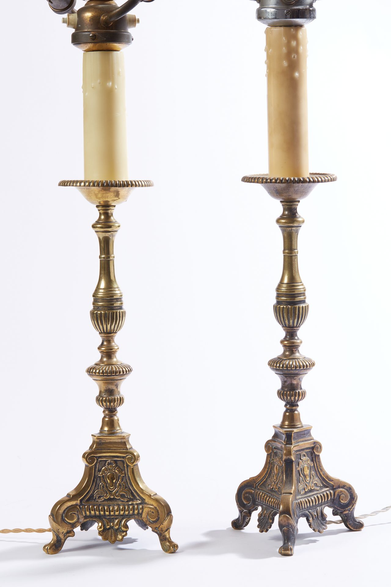 Null 鎏金黄铜教堂烛台一对，安装为灯具


18世纪风格


H.36厘米