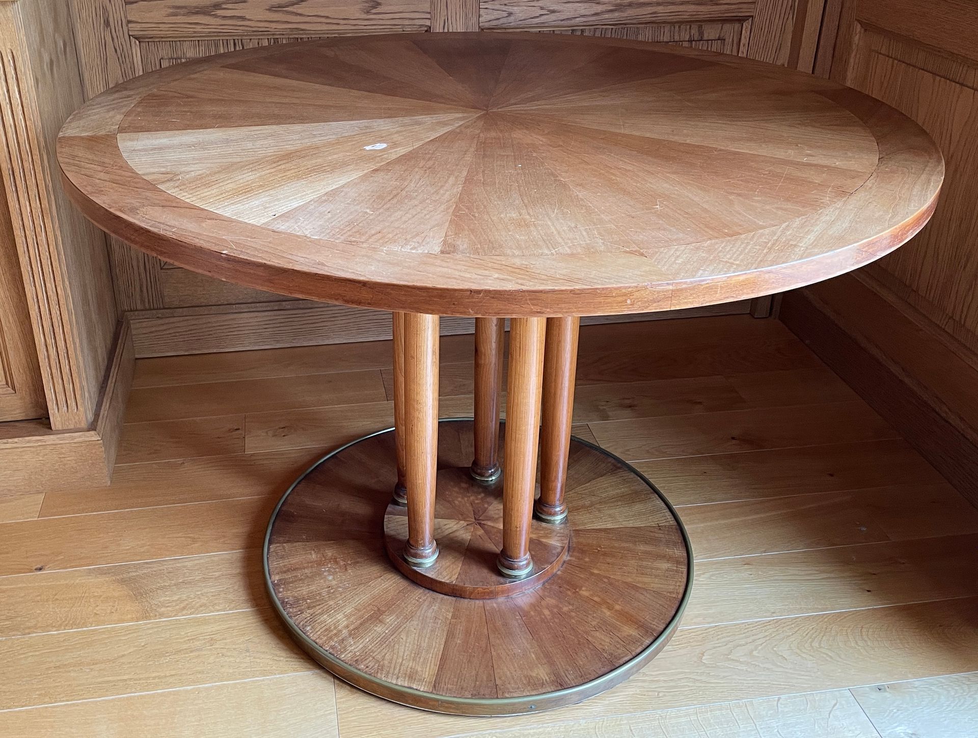 Null 棕榈树饰面的圆形基座桌，镶嵌着射线，搁置在五条腿上，形成中心轴


装饰艺术风格


缺少的贴面、污渍和变色


H.74.5 cm - D. 110&hellip;