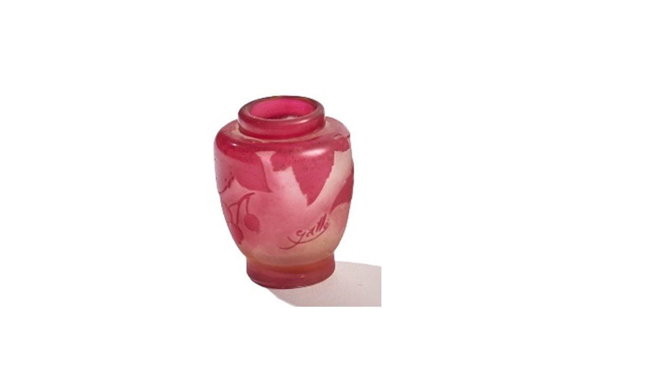 Null 加勒酒店（Etablissements Galle


	圆锥形的卵形花瓶，肩部有一个环形鞋跟。证明在红色粉红色的内衬玻璃中，白色粉红色的背景。用酸液&hellip;