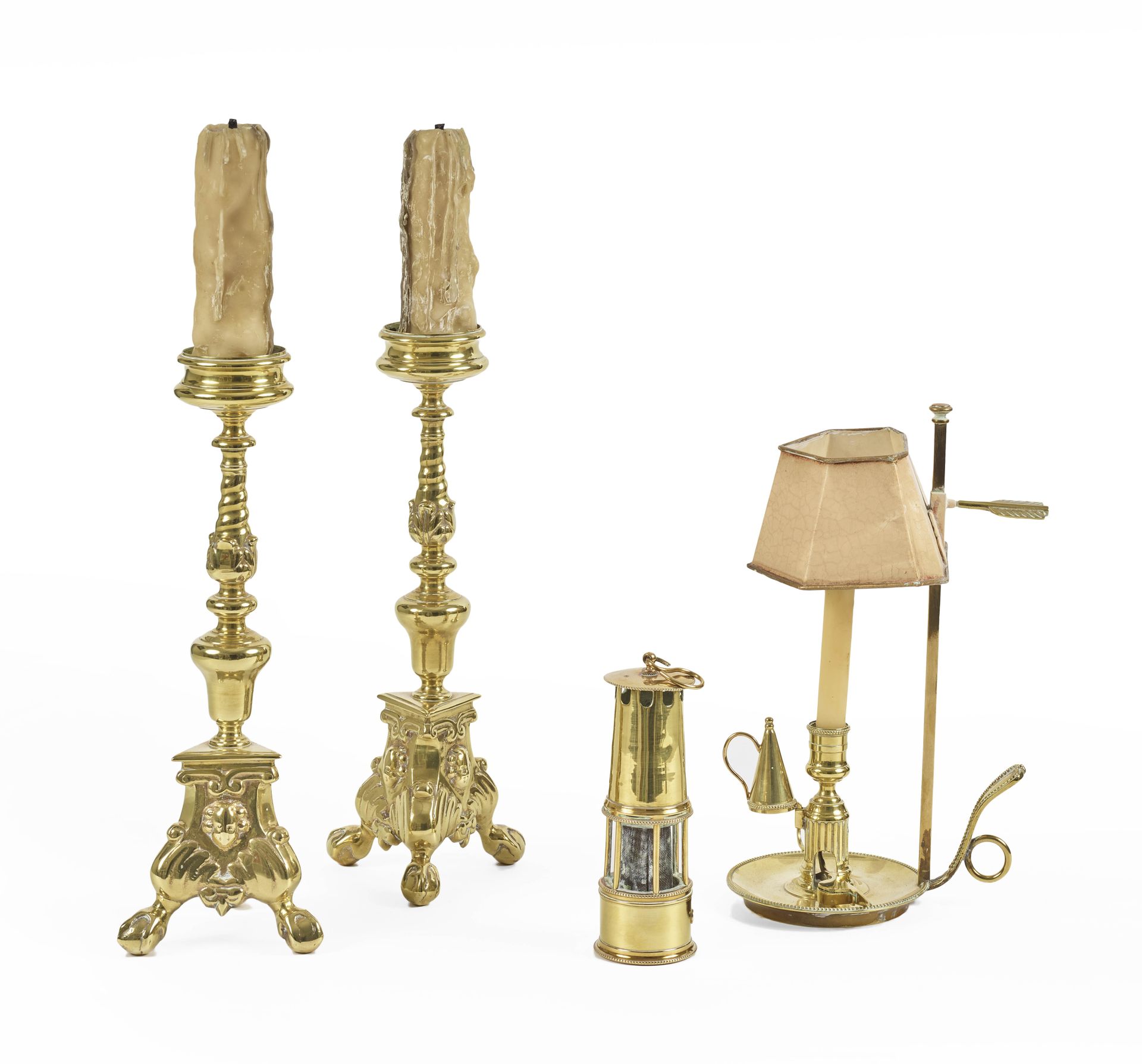 Null 一套包括一对鎏金青铜教堂烛台，高37厘米，一个安装成灯的手烛台和适合的灯罩，部分苍蝇和鼻烟壶，高32厘米，一个风暴灯，高19厘米。


磨损，原样