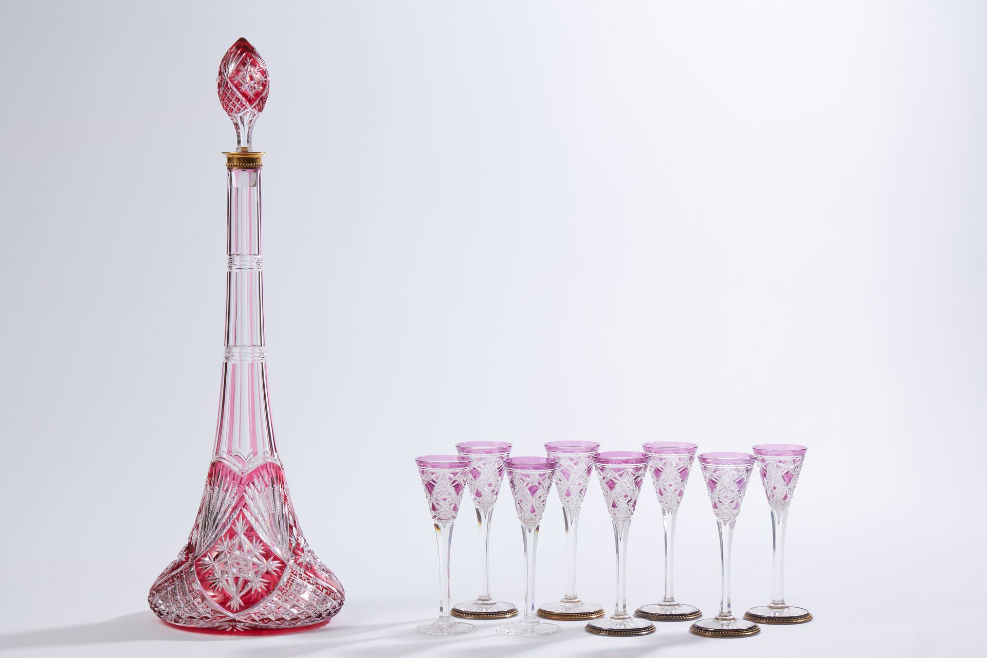 Null 一套八只紫色莱茵河切割水晶利口酒杯和红色莱茵河切割水晶瓶。改编自一个镀金银框（有一块玻璃在脚下缺了框）。


玻璃的高度为14厘米 - 玻璃的毛重：7&hellip;