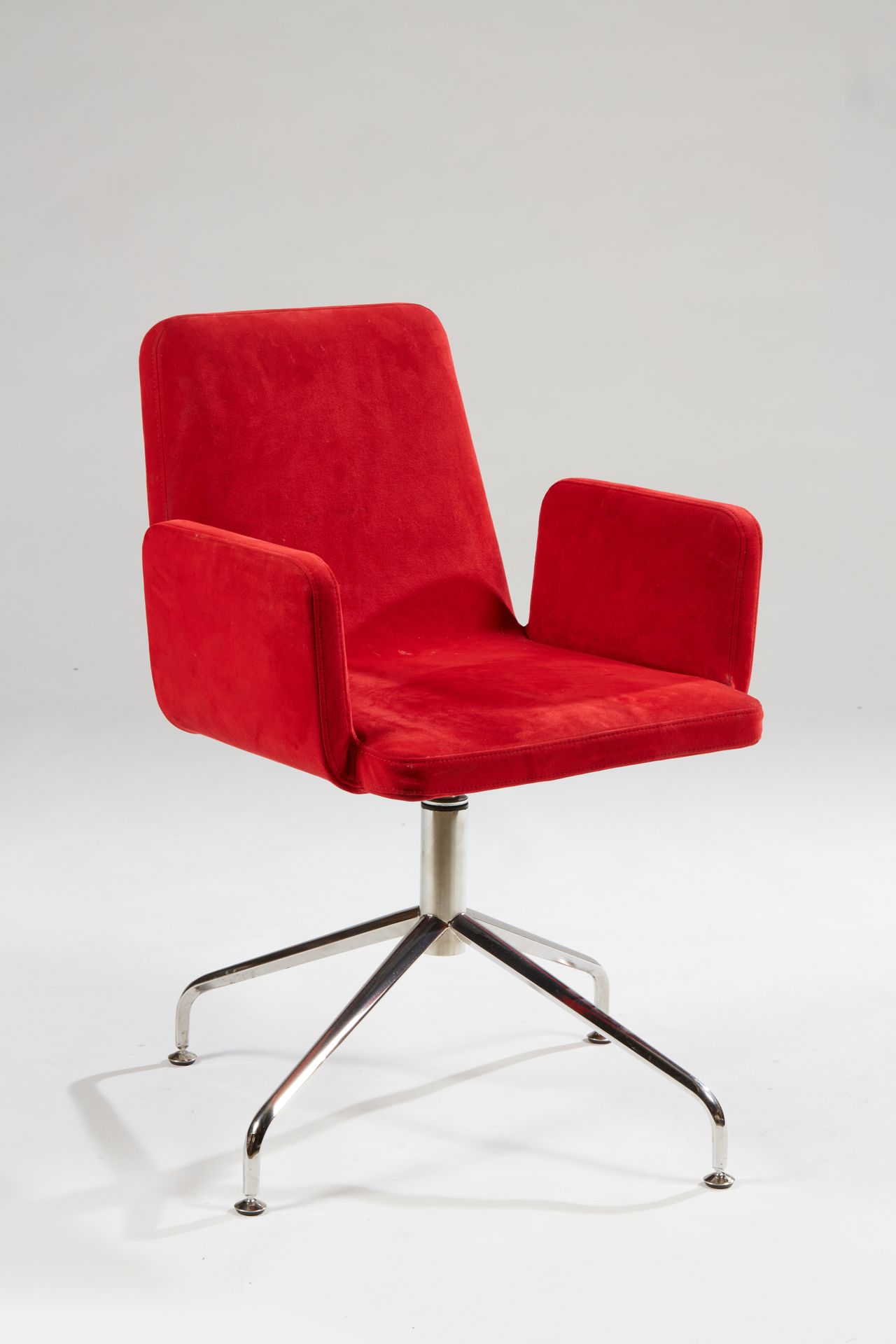 Null * Office chair with tubular base in red velvet 


Ligne Roset 


85 x 59 x &hellip;