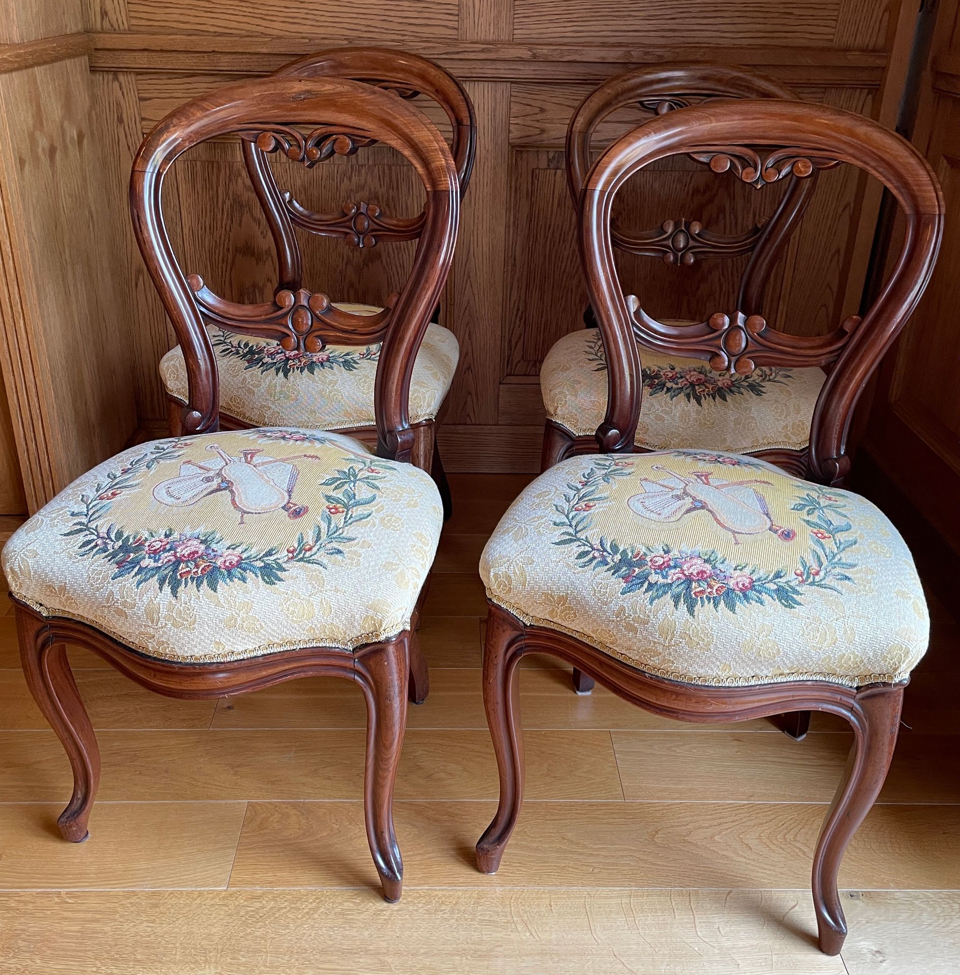 Null 一套四把椅子，椅背为镂空的天然木材，上面覆盖着音乐奖杯。


路易-菲利普风格。


H.88厘米 - 宽度47厘米 - 深度44厘米