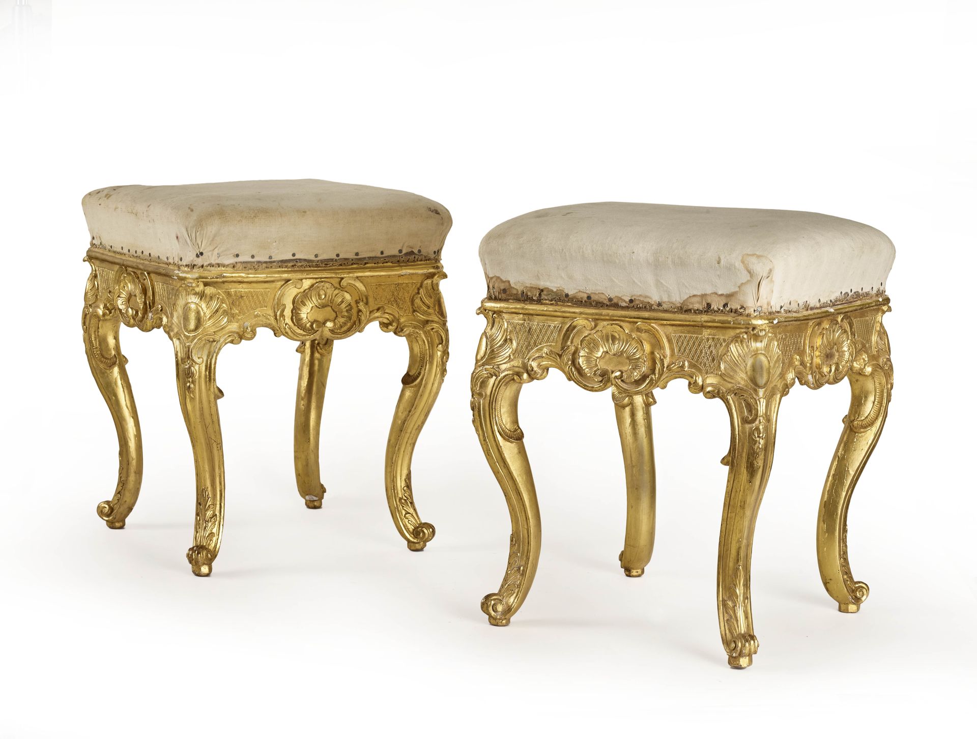 Null A pair of square-shaped gilded wood stools, decorated with trellises, folia&hellip;