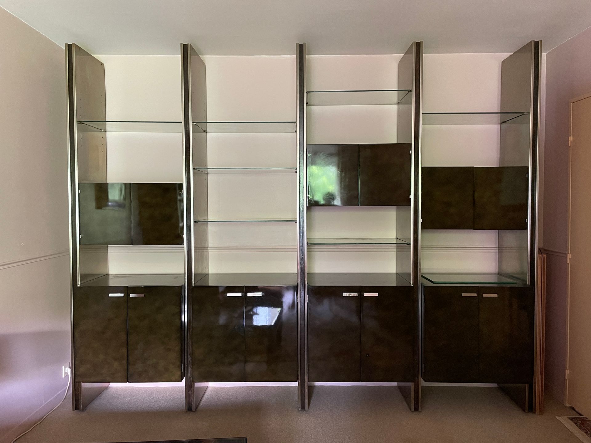 Null 让-勒鲁 (1910-1982)


	镀铬金属和漆木架，创作于1972年，有四个主体，每个主体由一个下部由两个完整的门打开的盒子和高度可变的玻璃架组&hellip;