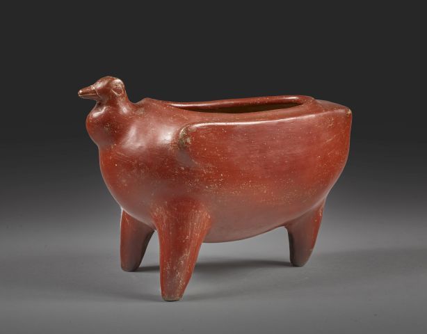 Null Tripod vase Red bird 

Terracotta

Pre-Columbian style

H. 20 cm - L. 17 cm&hellip;