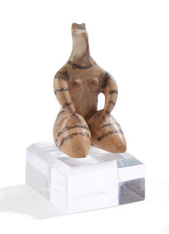 Null 风格化的坐着的女性偶像。它的装饰是涂有平行线。粘土和颜料。美索不达米亚，Tell Halaf，公元前5千年高5.5厘米。