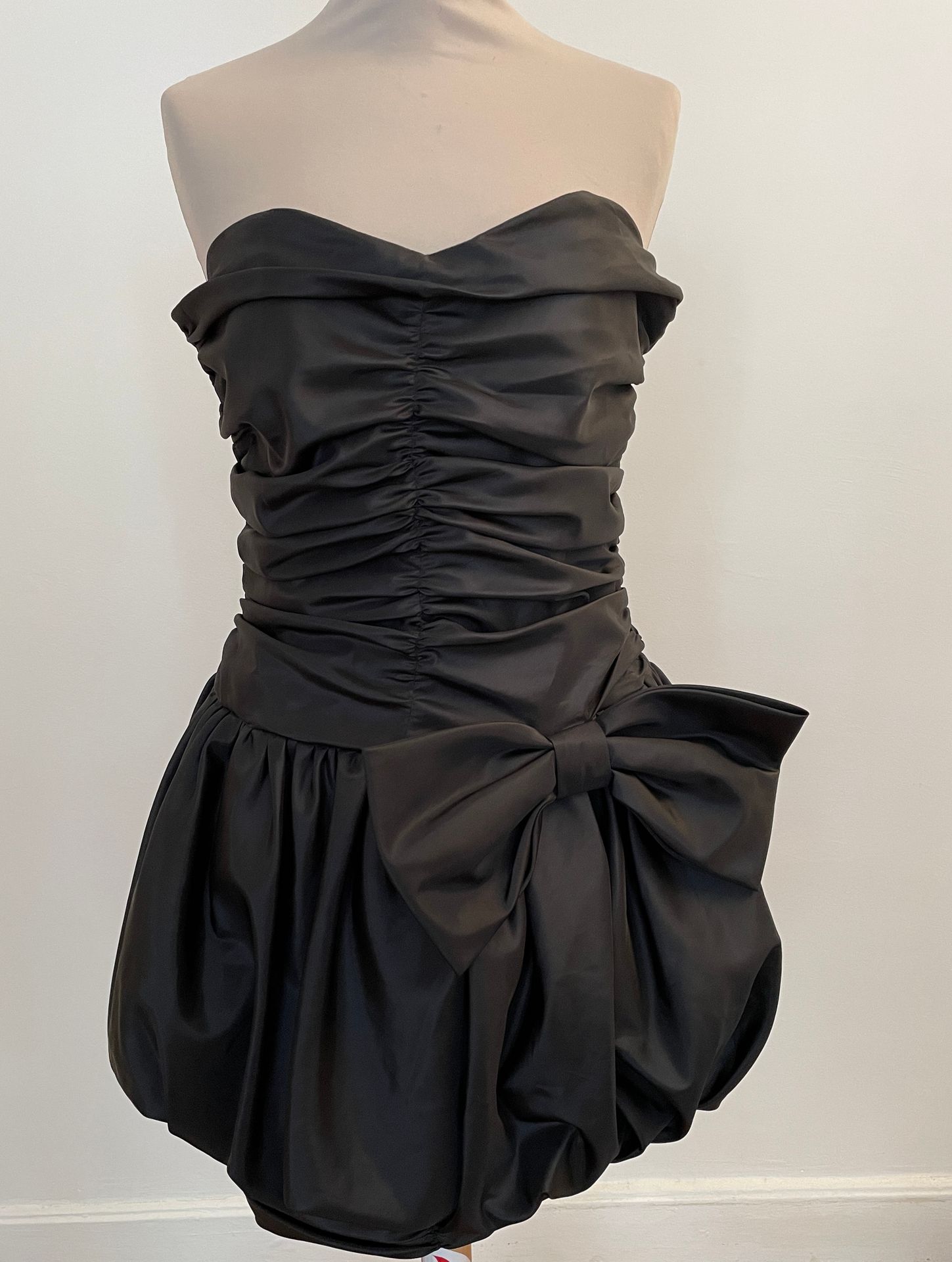 Null 巴黎ALLOUETTE

黑色缎面鸡尾酒裙，有悬垂和蝴蝶结。

T.3

胸部宽度40厘米，腰部宽度35厘米，衣服高度74厘米