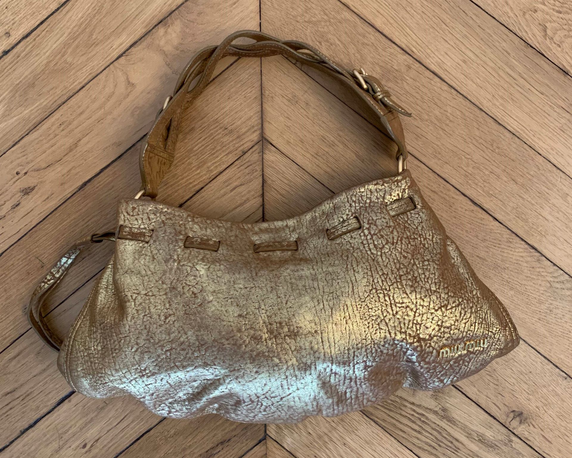 Null MIU MIU

Handtasche aus bronzefarbenem Leder, mit geflochtenem Griff.

Ca. &hellip;