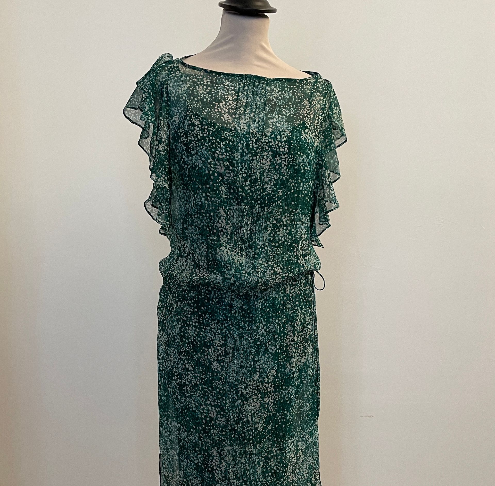 Null DIANE VON FURSTERBERG

绿色背景上有风格化图案的丝绸礼服。

尺寸约为36

磨损，小线拉断。