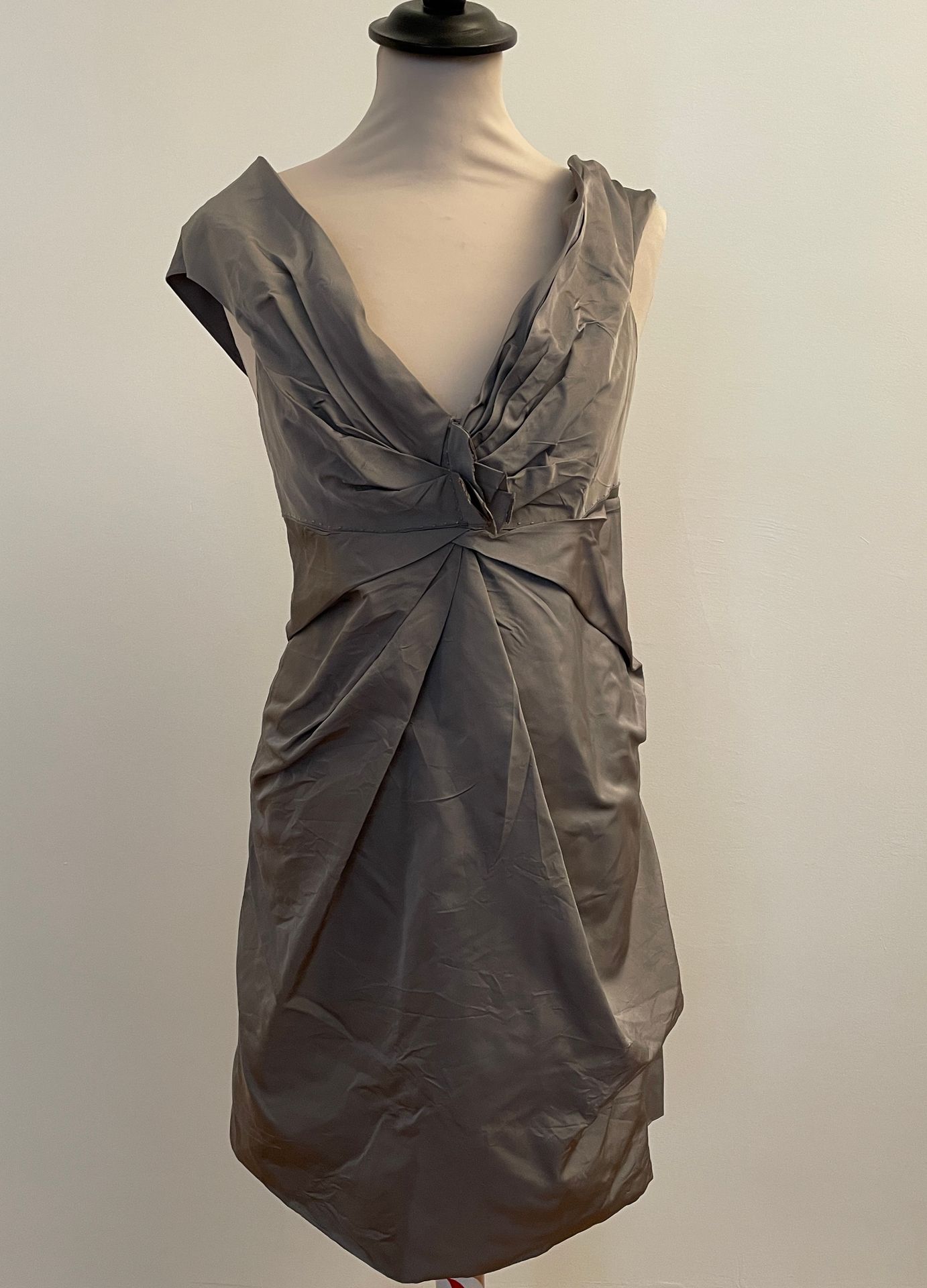 Null MARC JACOBS 

Grey satin cocktail dress.

Size 4 (US)

Little wear.