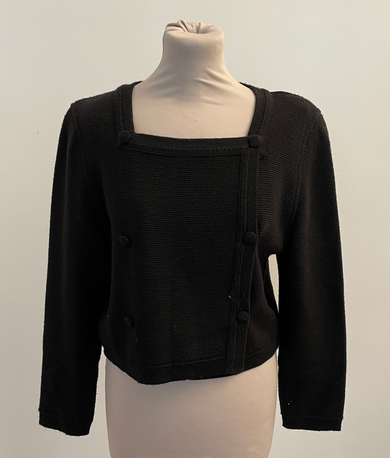 Null 罗迪尔

黑色羊毛和腈纶开衫。

T.42

肩宽40，袖长56厘米，衣领至衣底高度47厘米