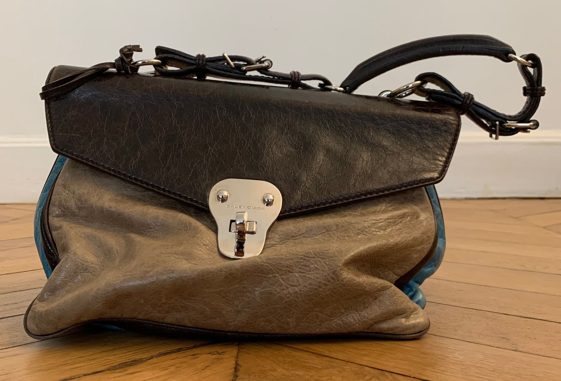 Null BALENCIAGA 

Handtasche in Taupe, Braun und Türkis.

Ca. 34 x 22 cm (ohne d&hellip;