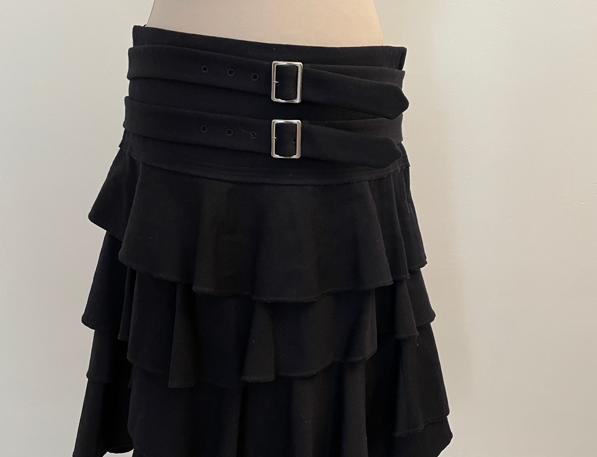 Null COMME DES GARCONS 

Ruffled skirt and double belt at the waist in wool.

T.&hellip;