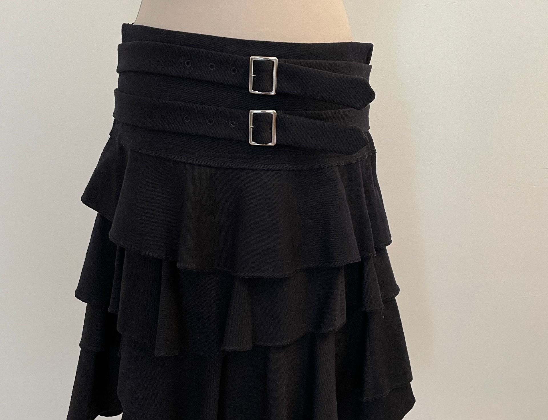 Null COMME DES GARCONS 

Falda con volantes y doble cinturón en la cintura en la&hellip;