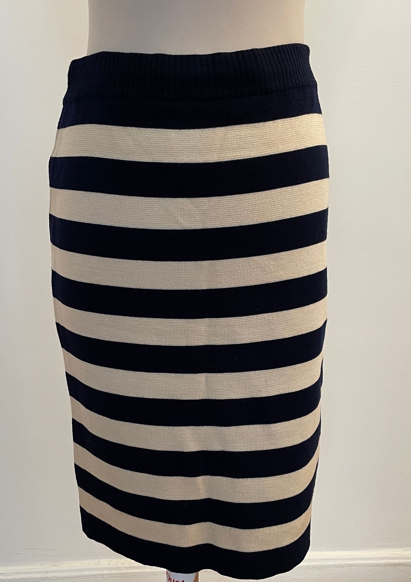 Null YVES SAINT LAURENT的变化

白色和蓝色条纹针织的管状裙。

腰部宽度34厘米，腰部至底部高度57厘米，底部宽度40厘米
