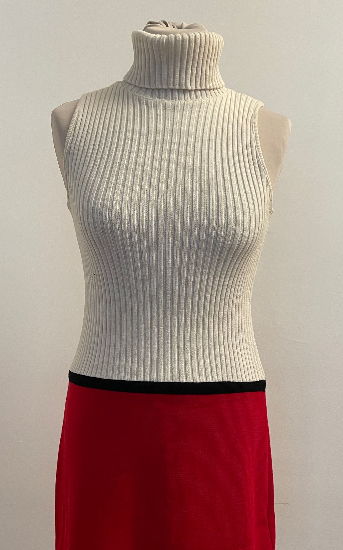 Null Sleeveless black and white color block wool tube dress with turtleneck.

T.&hellip;