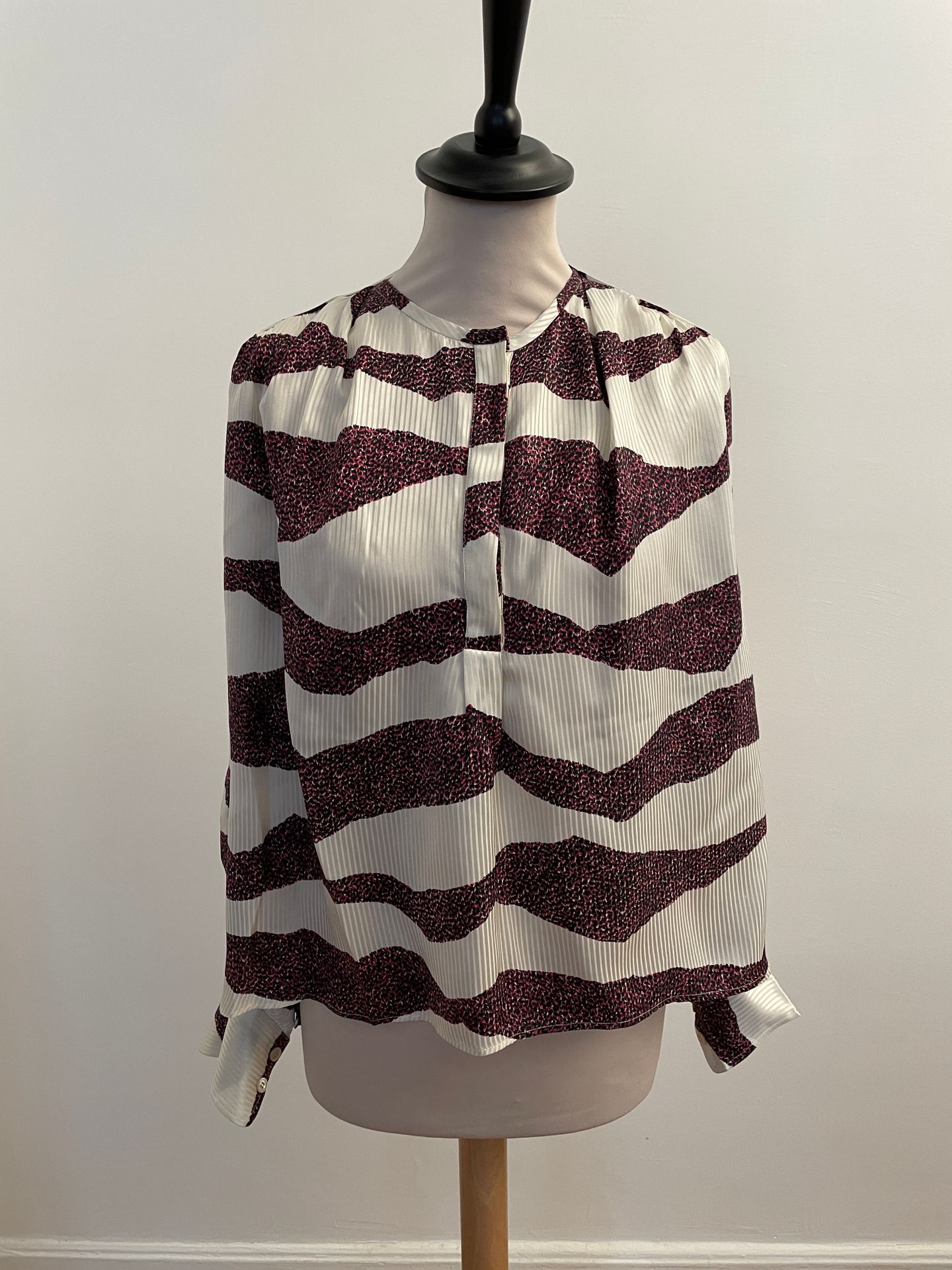 Null 丽莎贝尔-马兰特 (ISABEL MARANT)

紫色和黑色动物图案的丝绸和粘胶上衣。

T.34