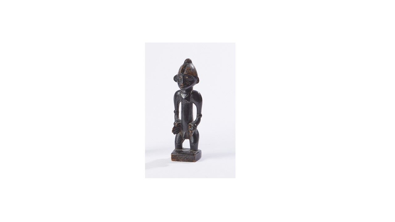 Null 漆黑的木头代表的男性形象，双手放在臀部站立。

象牙海岸共和国包勒。

H.20,5 cm

(对青铜器的意外事件)