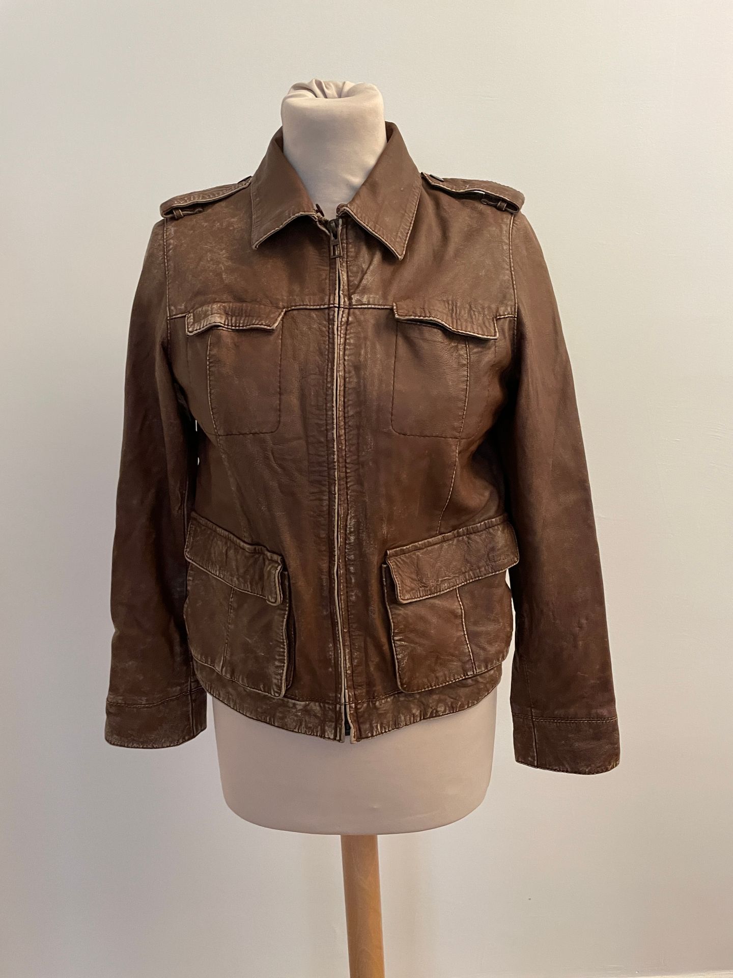 Null CHRISTIAN DIOR 

Brown leather jacket, removable collar.

Worn, as is.

T. &hellip;