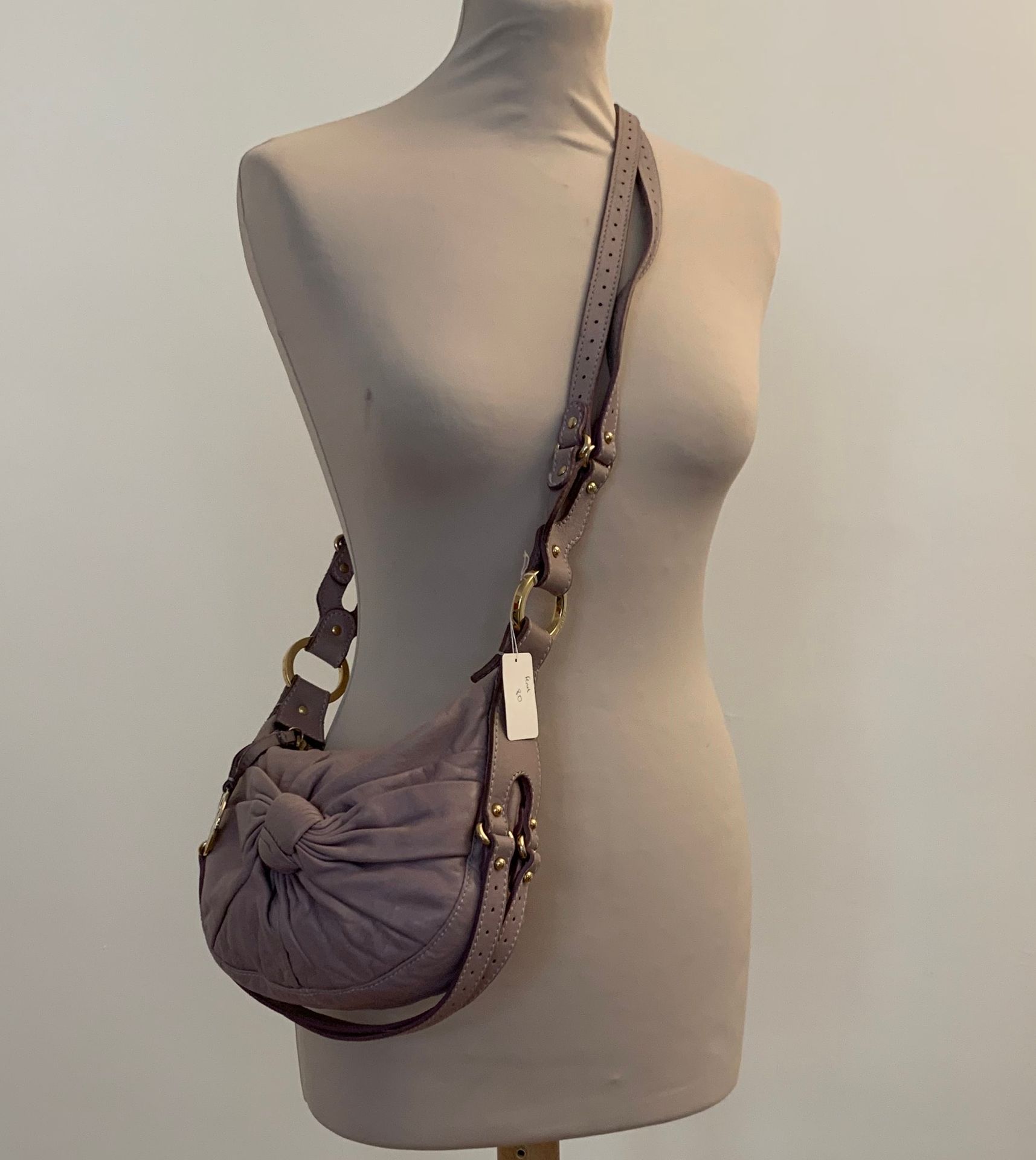 Null FENDI 

Piccola borsa a tracolla in pelle viola chiaro, con rivetti e anell&hellip;