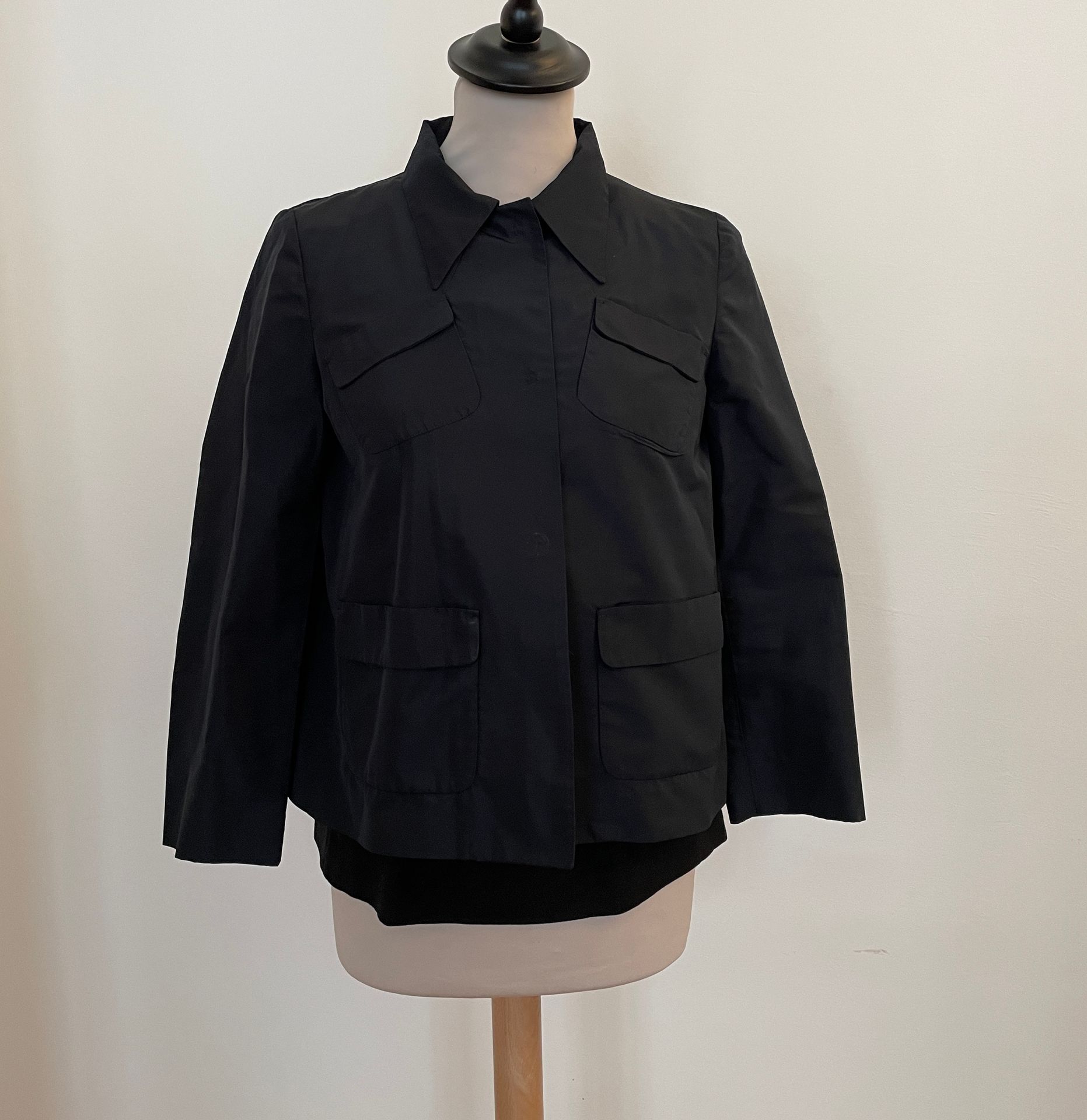 Null MIU MIU

装备包括海军蓝缎面夹克和黑色羊毛荷叶边上衣。

外套；尺寸36

上衣；尺寸为38