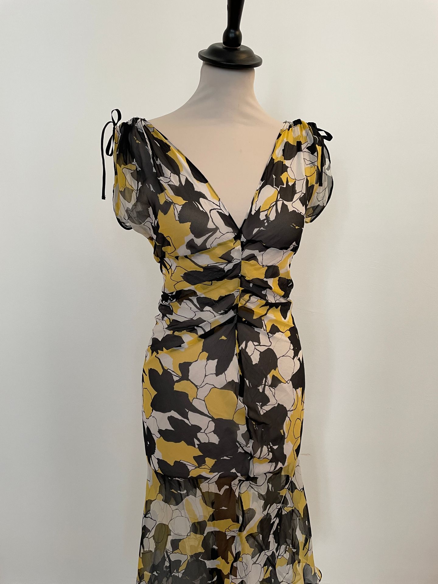 Null DIANE VON FURSTENBERG 

Robe légère en soie à motifs de fleurs jaune, noir &hellip;