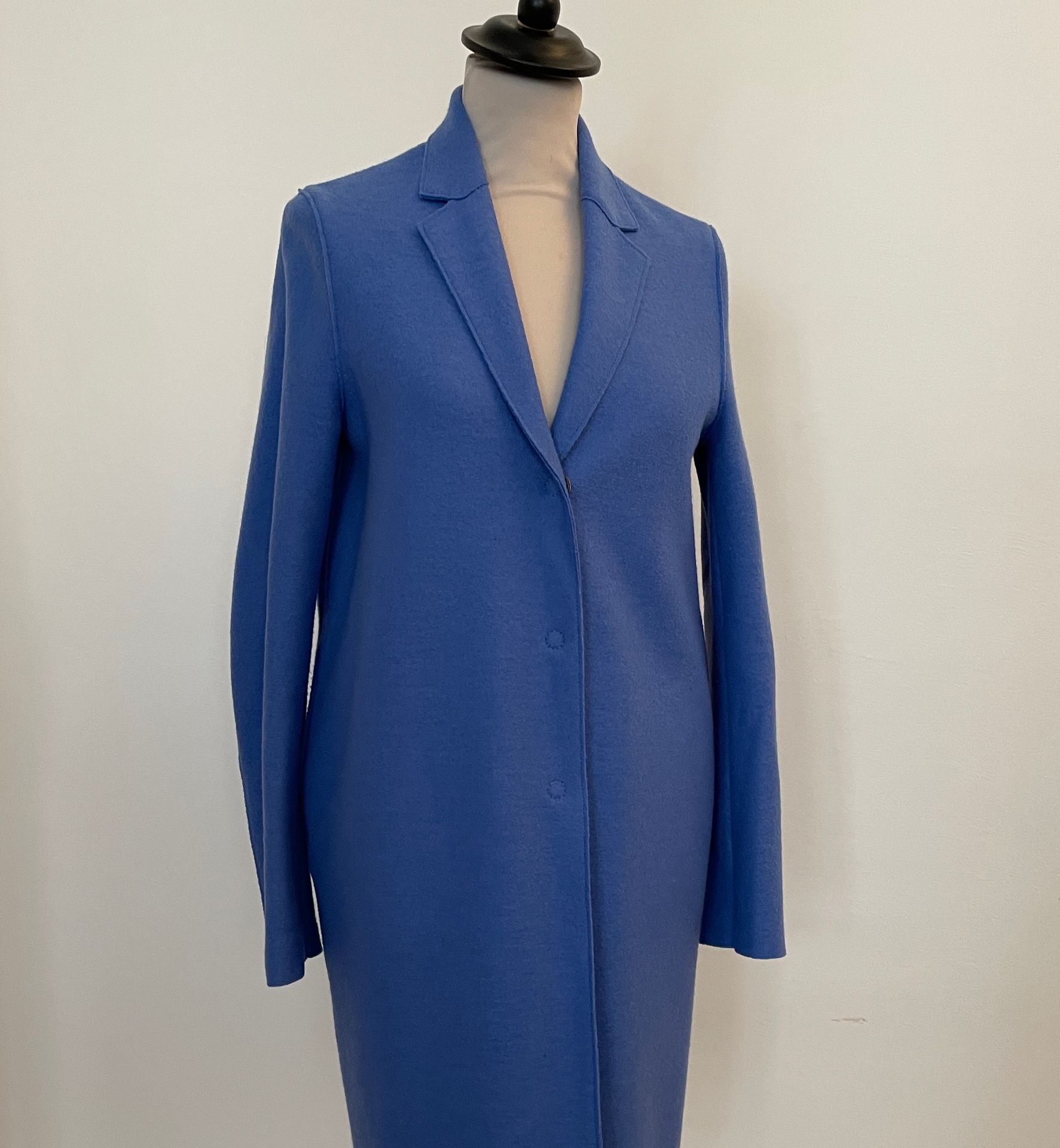 Null HARRIS WHARF LONDON

Manteau en laine bleue.

T. 38 IT 

Largeur aux épaule&hellip;