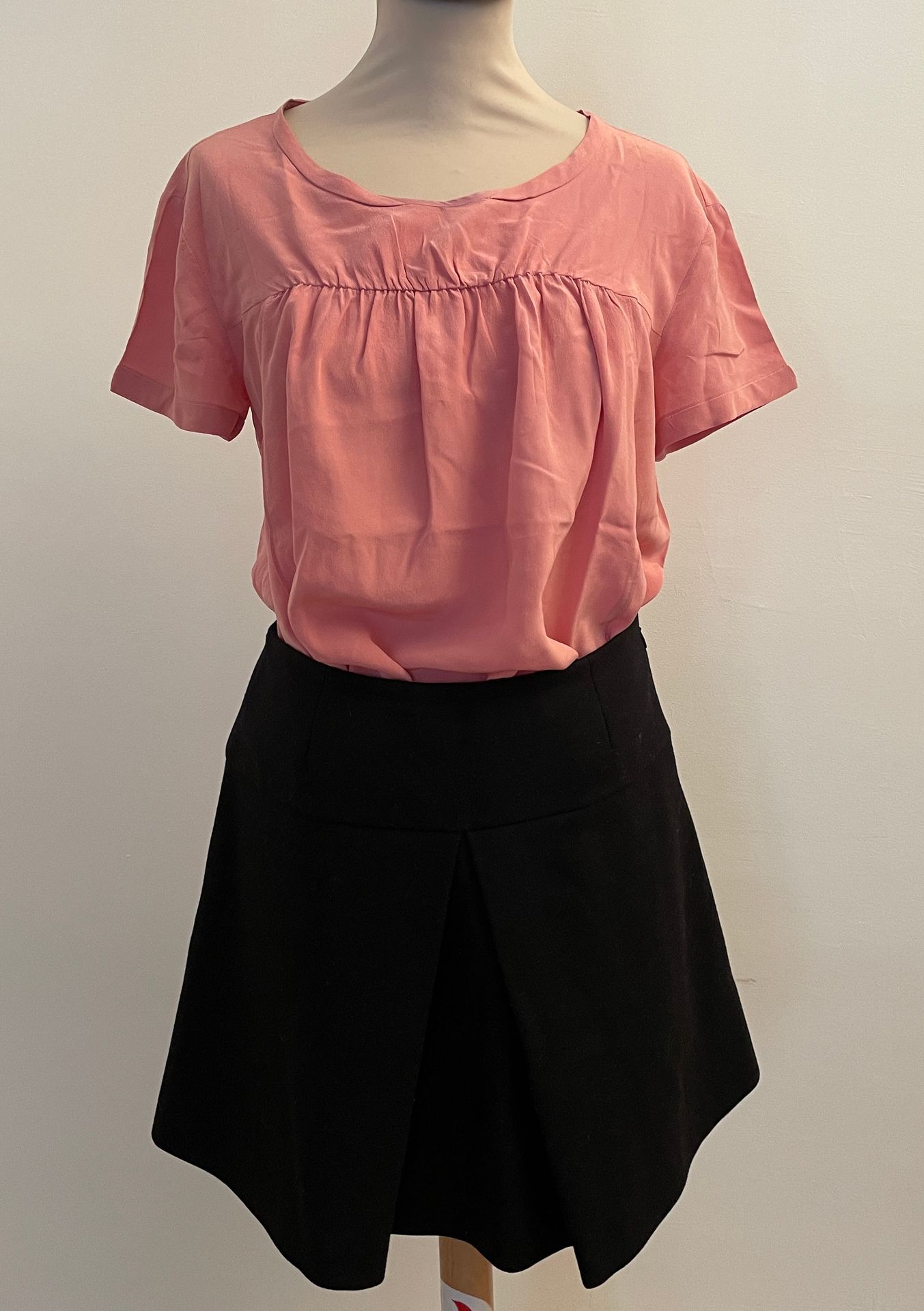 Null MIU MIU

套装包括黑色羊毛短裙和粉色丝绸上衣。

裙子，38号，腰部宽度35厘米，顶部从腰部到衣服底部42厘米

上衣尺寸为38厘米，肩部宽度&hellip;