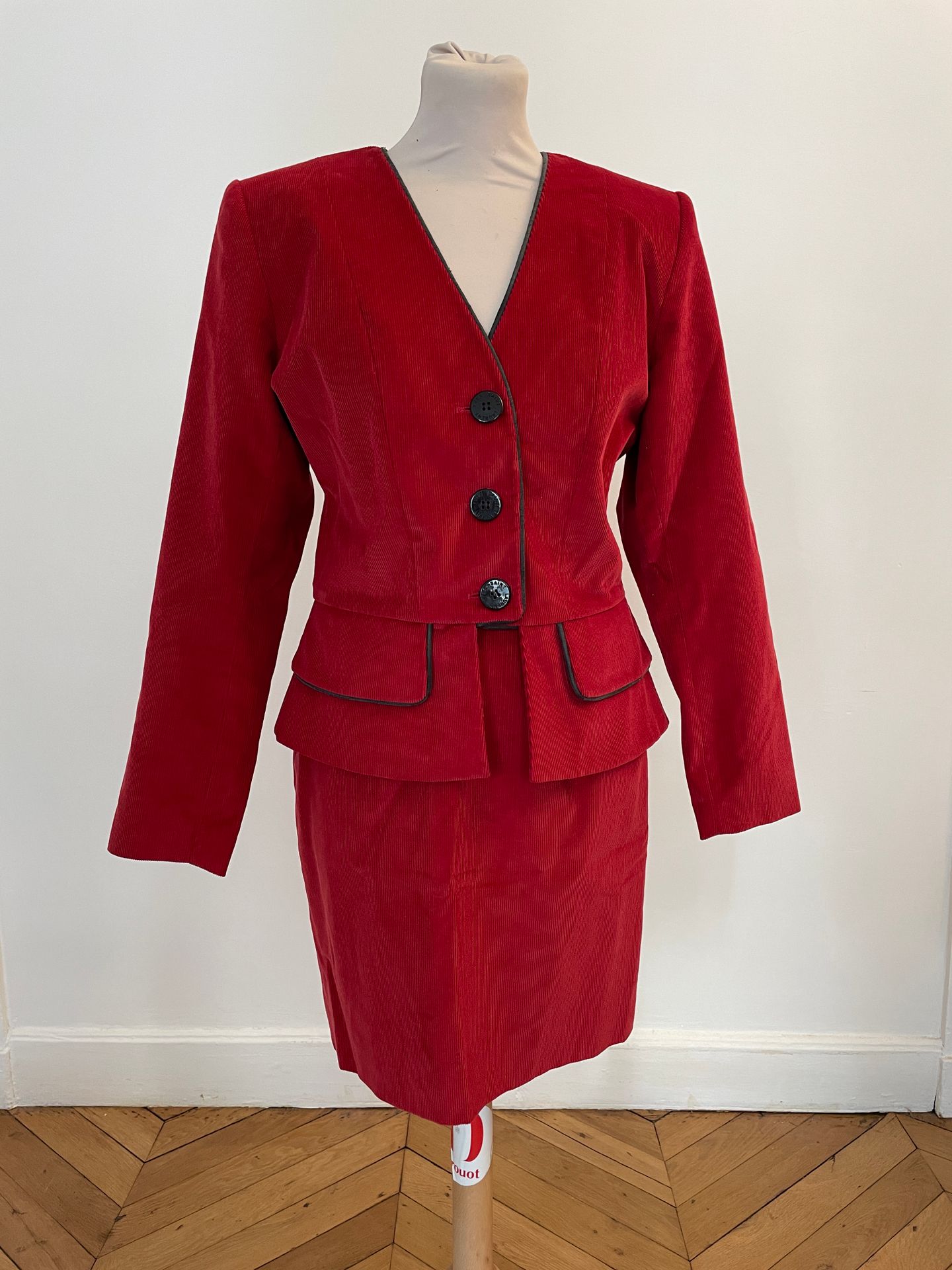 Null YVES SAINT LAURENT的变化

由红色灯芯绒外套和裙子组成的套装。

有些磨损。

40号夹克：肩宽42厘米，袖长61厘米，衣服底部领口&hellip;