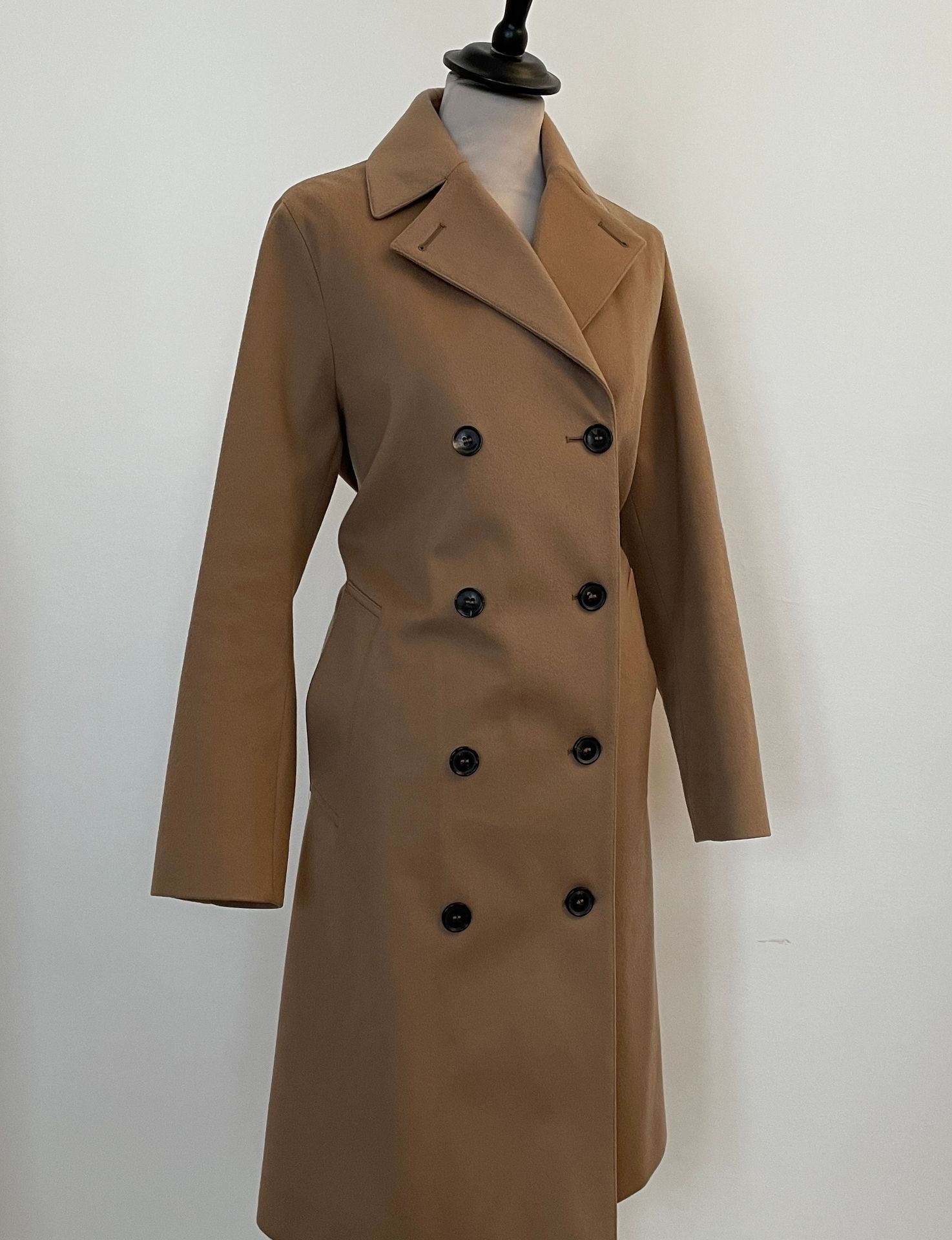 Null MACKINTOSH 

Trench coat en laine beige.

T. 36

Largeur aux épaules 39 cm &hellip;