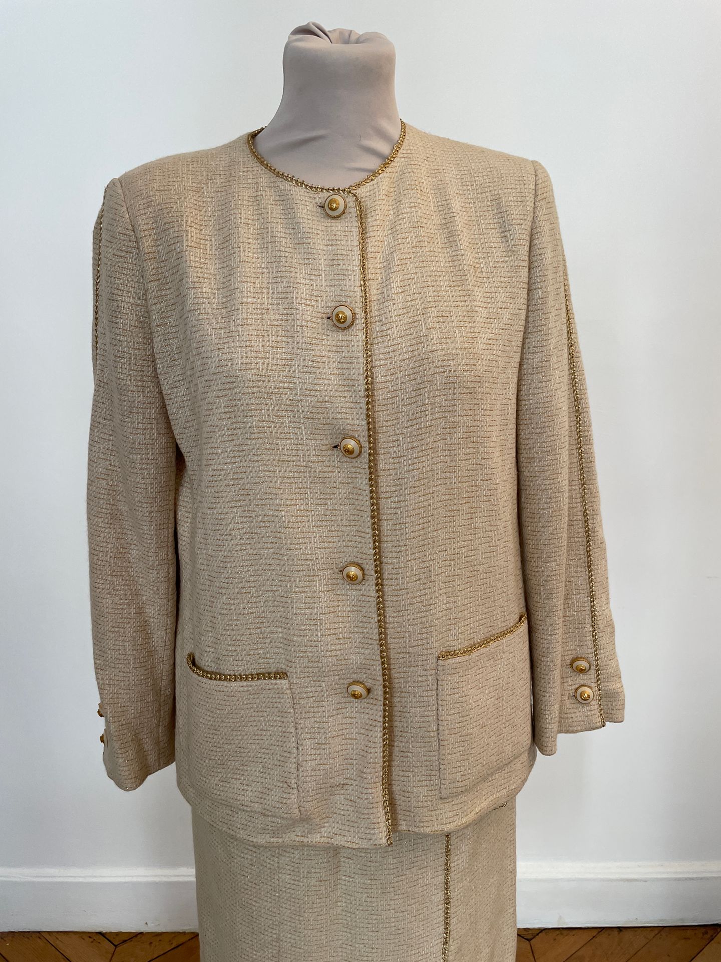 Null boutique CHANEL 

Abito composto da una giacca e una gonna in tweed chiaro &hellip;