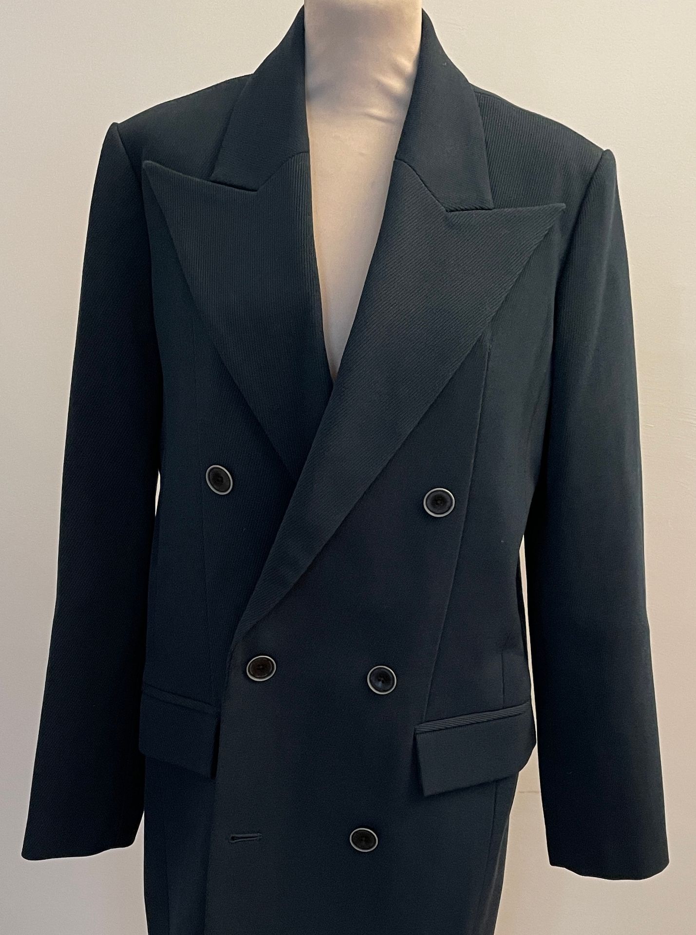 Null 必要性意义

深绿色羊毛男式长外套。

S.M

肩宽43厘米，袖长64厘米，衣领至衣底长度114厘米

带标签，售价1400欧元。