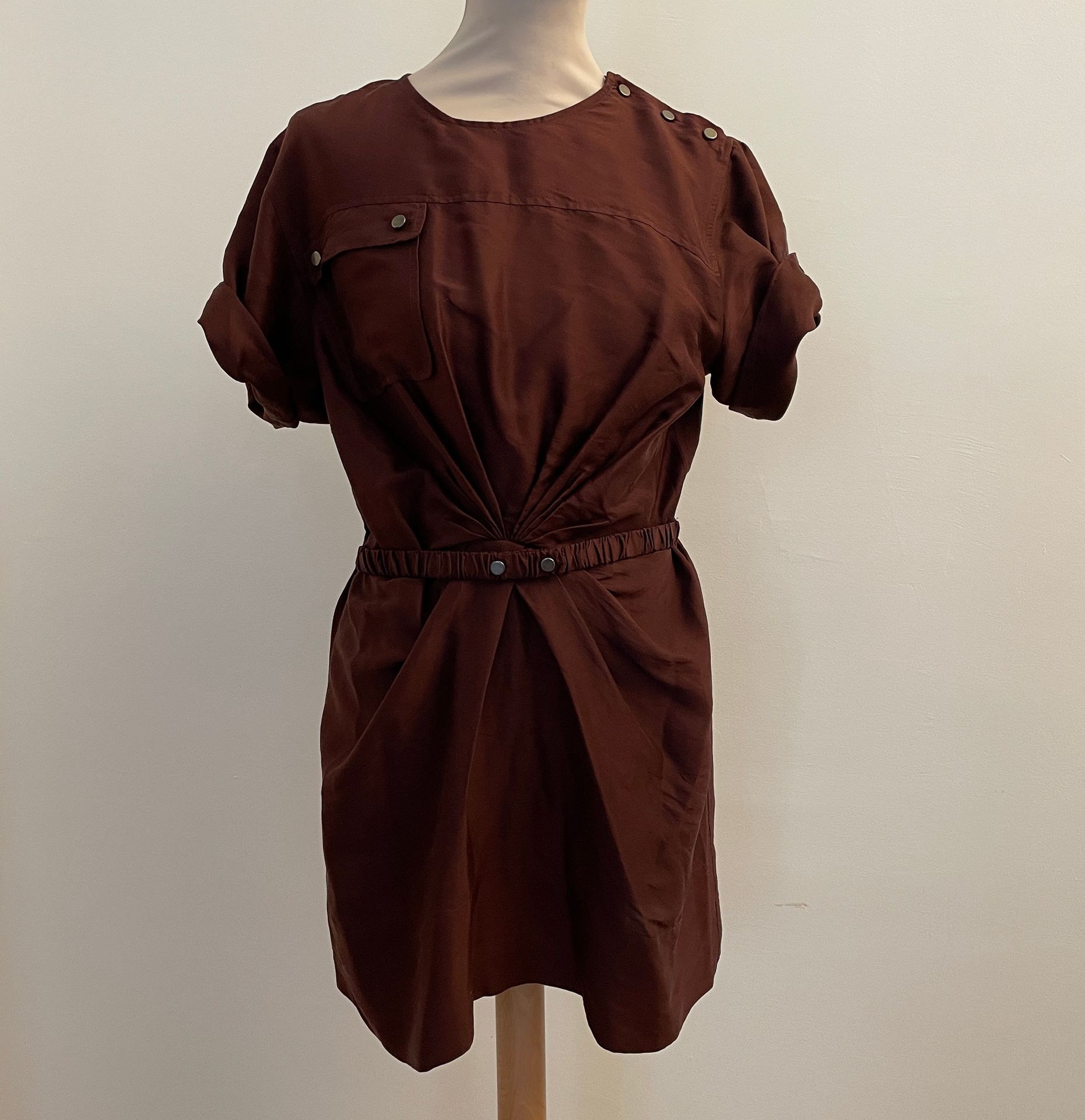 Null 丽莎贝尔-马兰特 (ISABEL MARANT)

酒红色丝绸短袖连衣裙。

尺寸38，肩宽40，腰宽35厘米，从领口到底部的高度75厘米