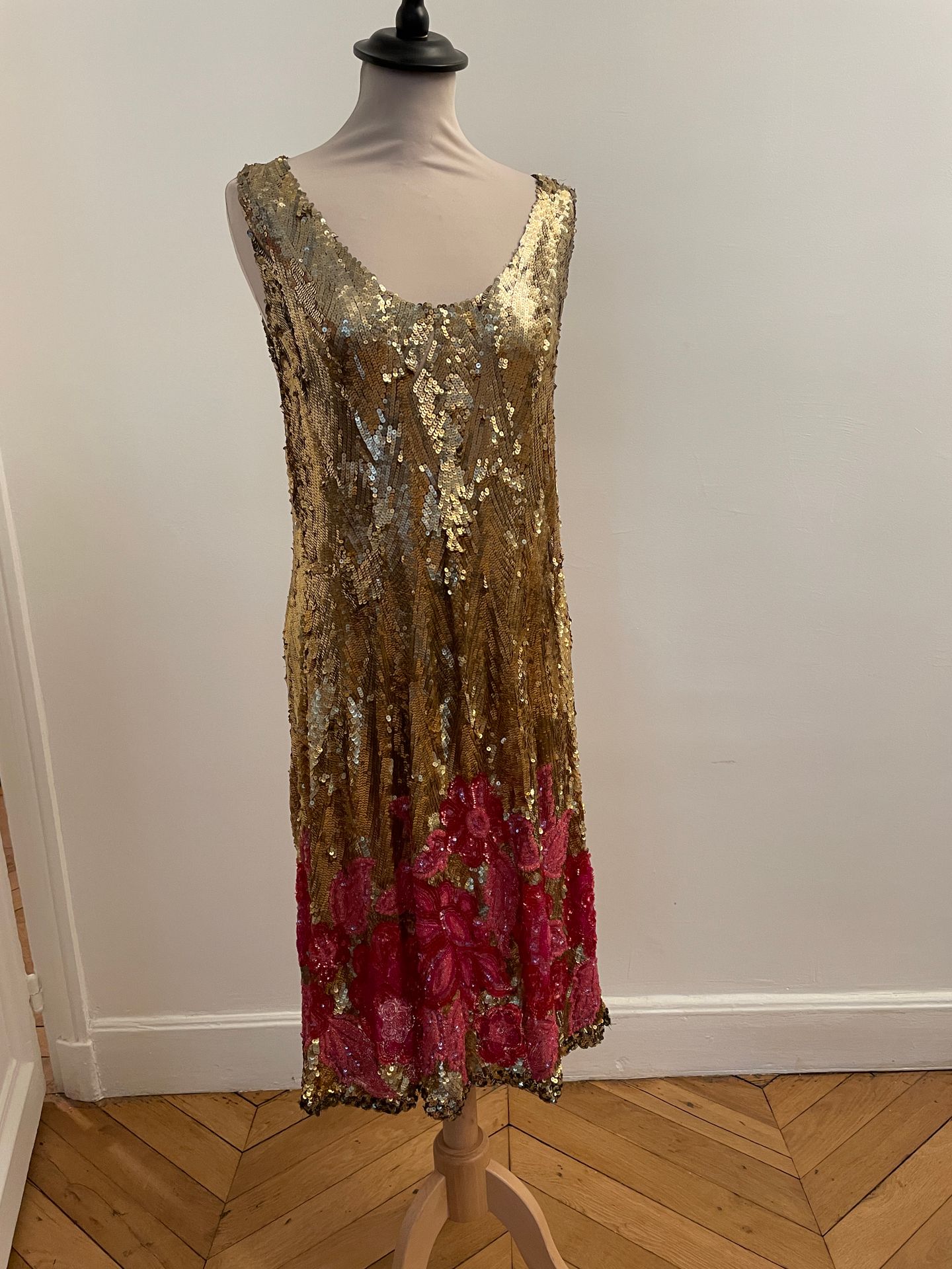 Null 非常漂亮的裙子，完全绣有金色亮片和粉色花朵的亮片和珍珠，无袖。

尺寸38/40左右。

肩部宽度为37厘米，从肩带到衣服底部的长度为101厘米

一&hellip;