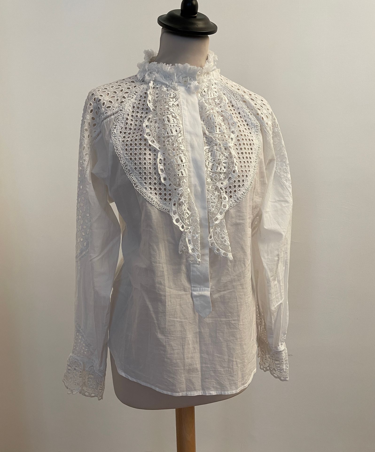 Null TSUMORI CHISATO

Belle chemise en coton, broderie ajourée et broderie figur&hellip;