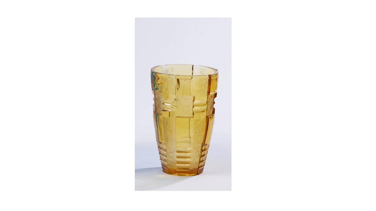 Null Gepresste und geformte Vase aus gelbem Glas.

H. 21 cm