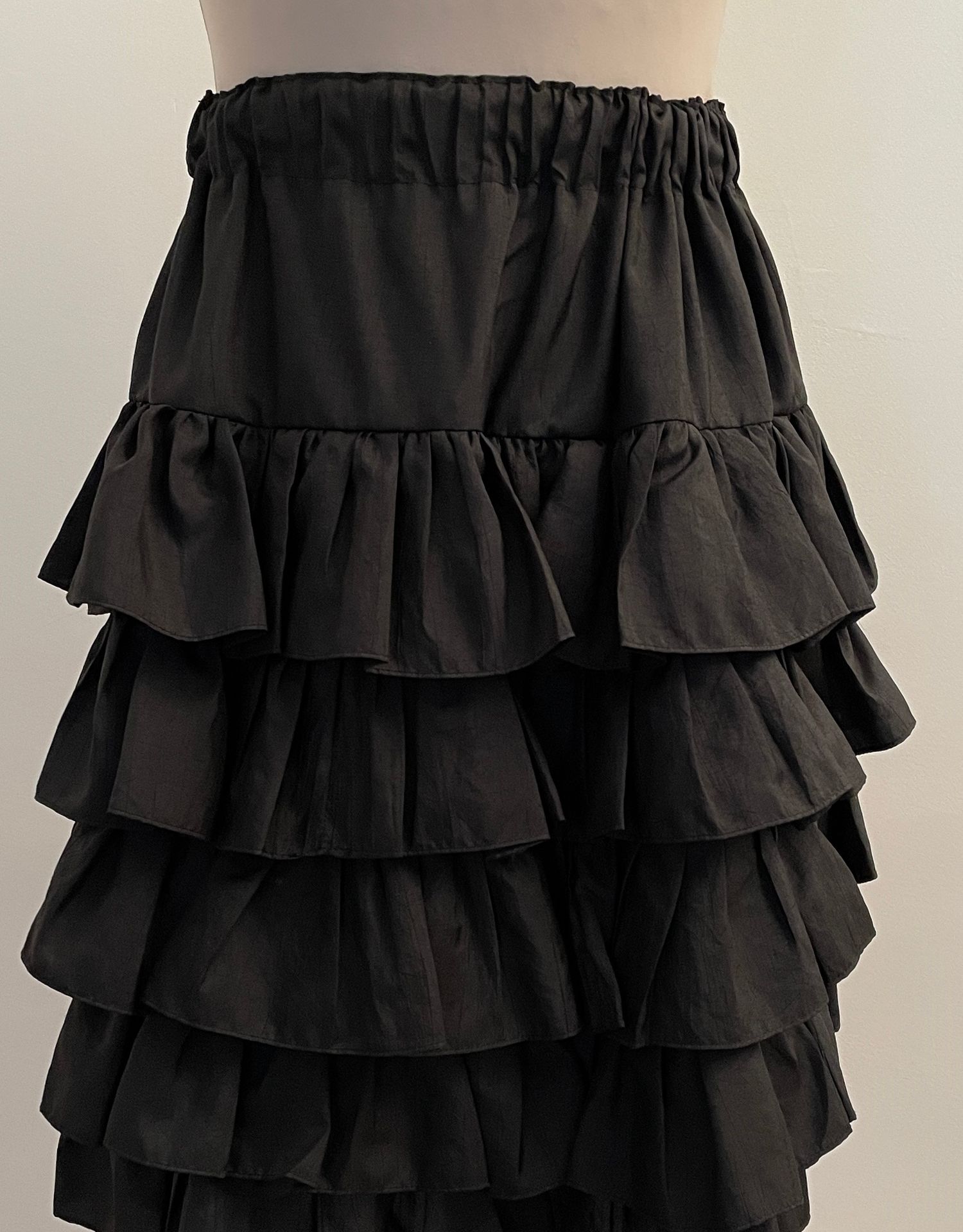 Null 带黑色褶边的裙子。

腰宽30厘米，裙长56厘米