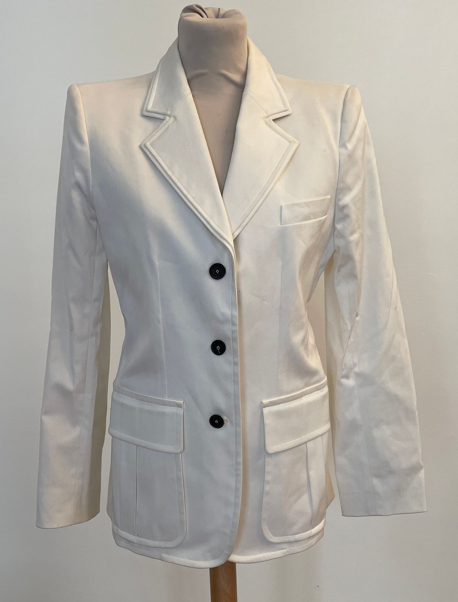 Null YVES SAINT LAURENT左岸

优雅的白色棉质西装外套。

有些轻度污渍，需要清洗，但总体状况良好。

T.42

肩宽41厘米，袖长62&hellip;