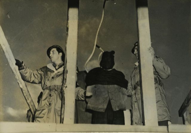 Null 美国新闻服务。纳粹处决，1944-1945。五幅复古银版画，每幅约22.5 x 18厘米。处决克莱门斯-魏根德（2）、威廉-迪特曼、安东-肖瑟、多米尼&hellip;